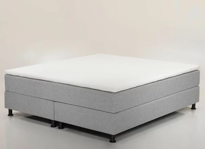 Graues Boxspringbett mit Topper