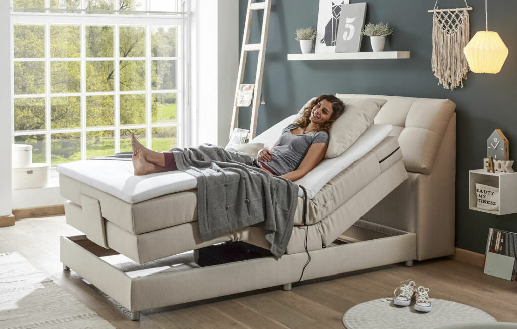 Frau in einem Boxspringbett mit Motor