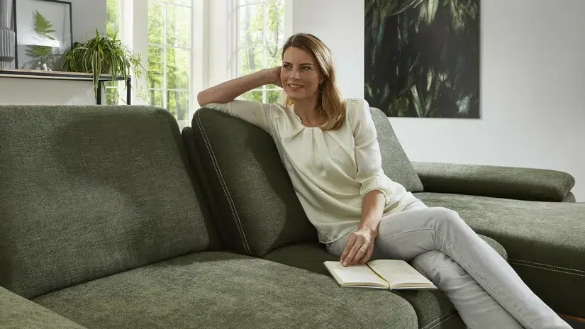 Pilling Frau Auf Sofa