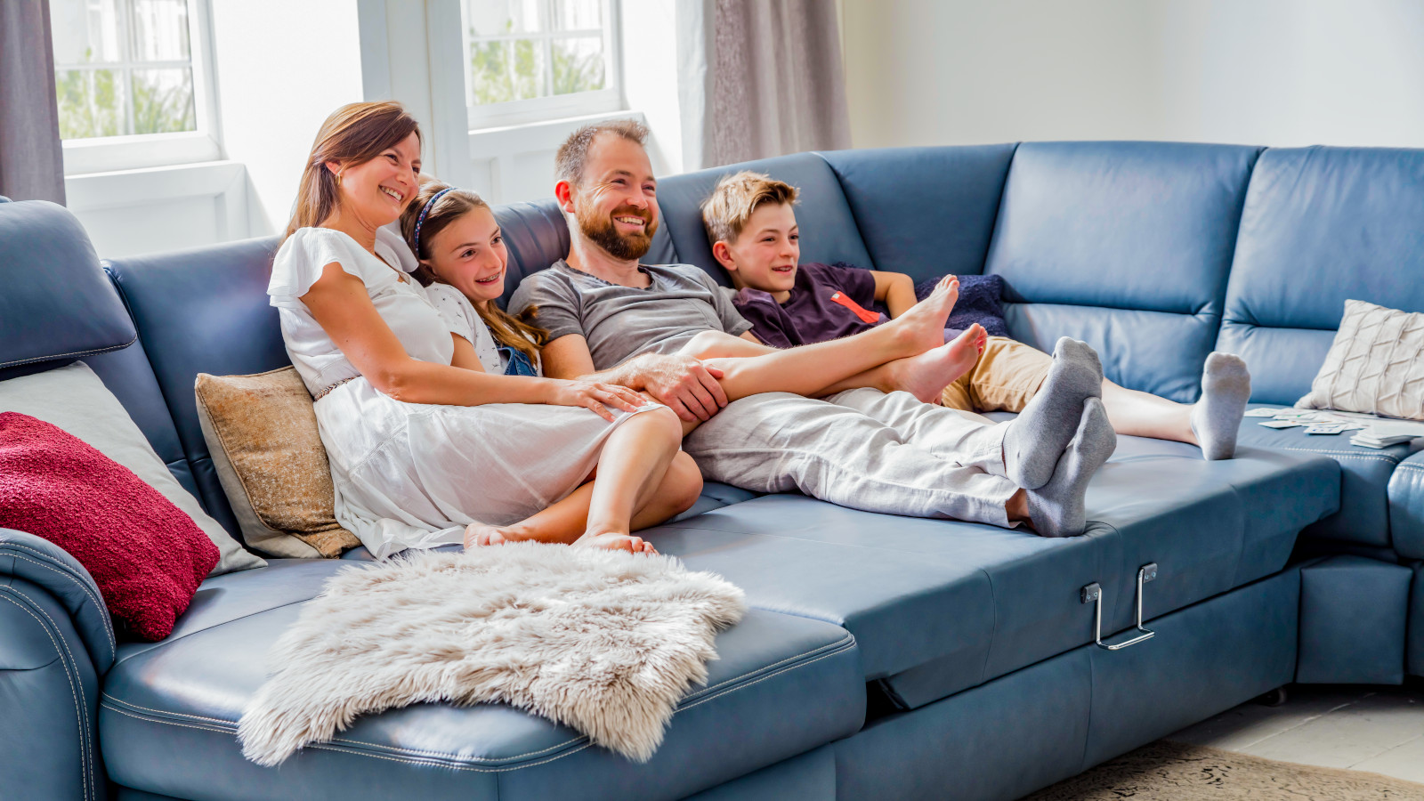 Familie auf Couch