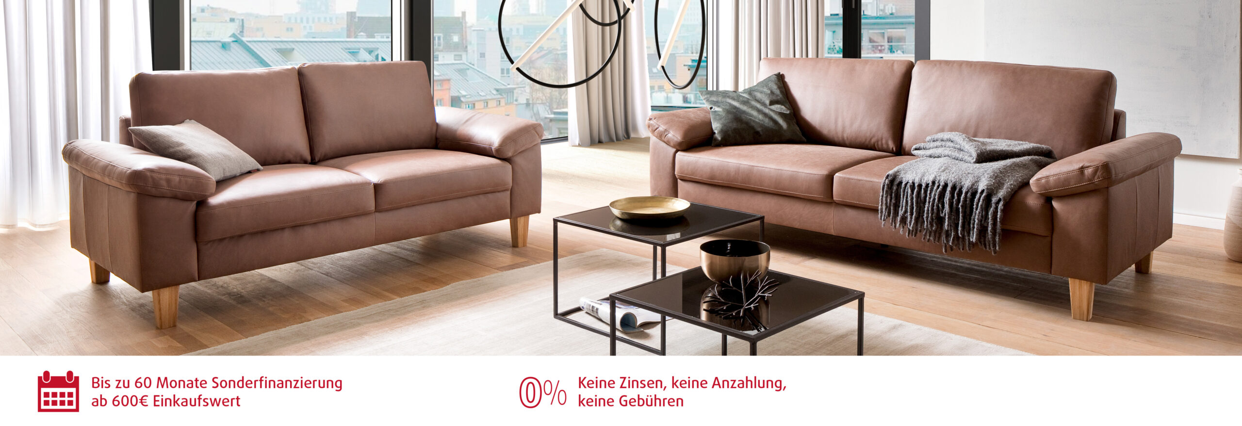 Moderne Wohnzimmereinrichtung mit braunen Ledersofas.